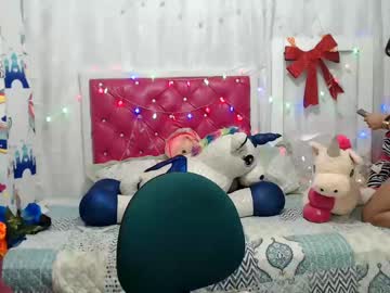 محجبة تمص الزبر وينزل اللبن في فمها