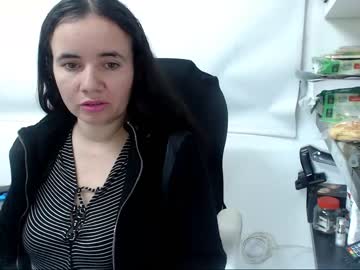 المراهقة النارية الشعر تبلع الزبر في حلقها وتمص بقوة