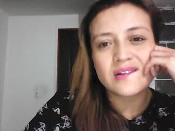 شيميل بزازها كبيرة تتناك بقوة في طيزها