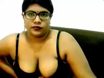 يوصل صديقته للنشوة الجنسية عن طريق لحس كسها