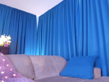 محجبة مغربية تعرض جسمها المثير على اللايف كام