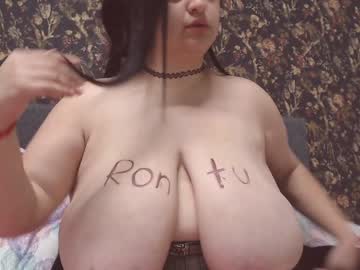 ام يوسف تمص زبر السباك في الحمام وولادها بره