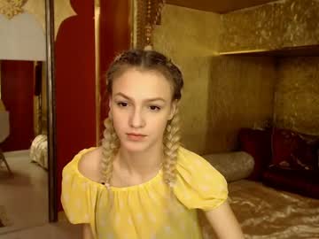 مرا طيزها بيضا جميلة تتدق في كسها من ورا