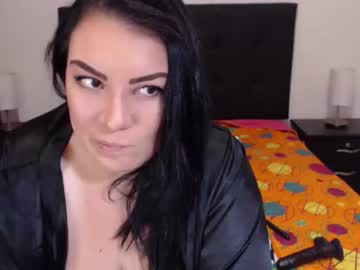 ممارسة السحاق مع صديقة العائلة