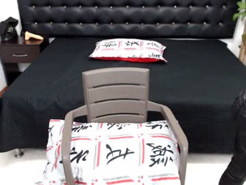 الابن يشارك امه السرير في الفندق