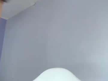 الزوجة الشرموطة تصور عشيقها في السر وهو بينيكها في سرير زوجها