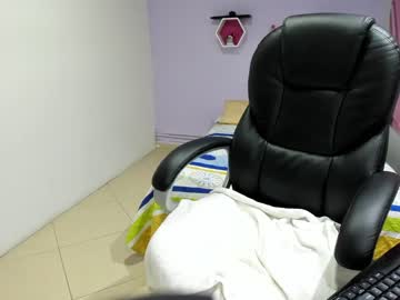 الام تعلم ابنتها المراهقة وصديقها الجنس