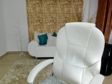 الرجل الممحون يشتري امرأة روبوت للنيك