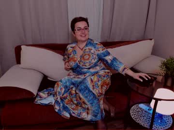 الام الشقراء الفارعة تعالج اكتئاب ابنها بالنيك