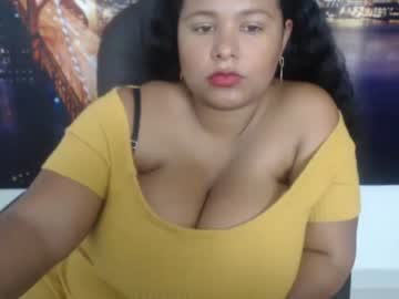 الاب يدخل على بناته وهما نايمين وينزل فيهم نيك بجنون