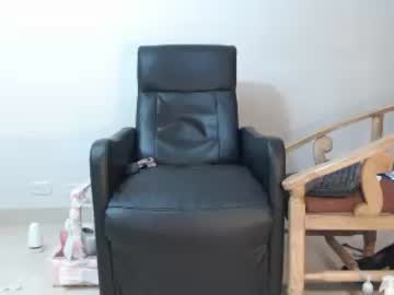 الأم تحصل على بزاز جديدة سكس أمهات مترجم